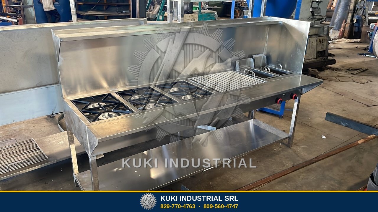 Cocina industrial de acero inoxidable con hornillas y plancha