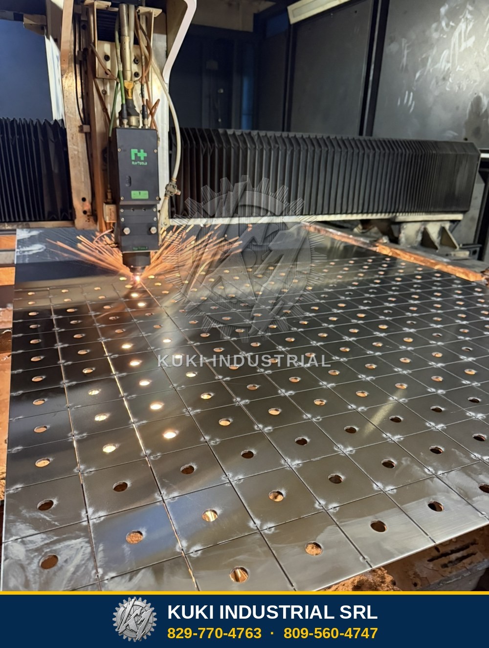 La láser CNC cortando una plancha llena de piezas cuadradas con huecos