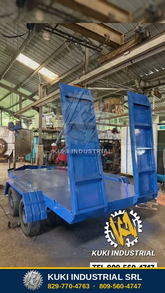 Fabricación de un tráiler plataforma azul por Kuki Industrial